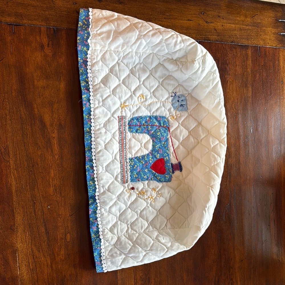 Quilted Sewing Machine Cover with Blue and Red Accents lady 🐞